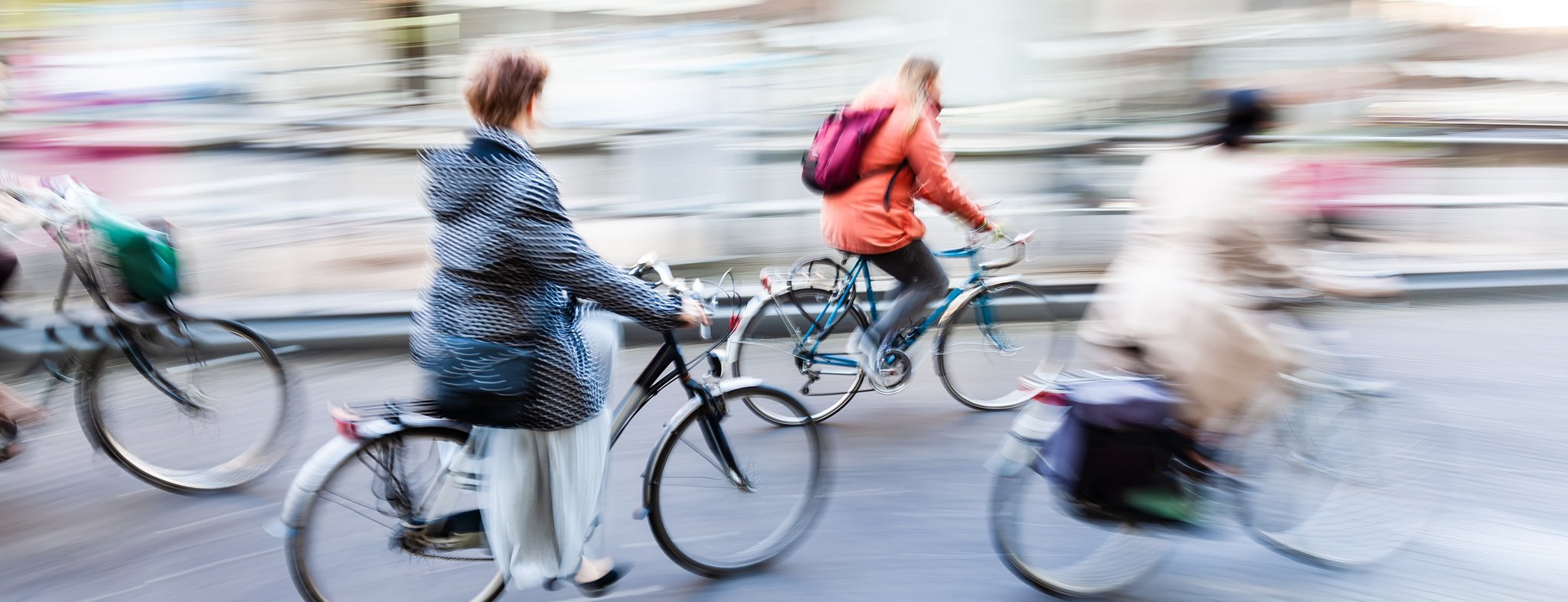 4 Fahrradfahrende mit Bewegungsunschärfe